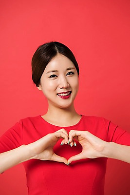 포토 JPG 스튜디오촬영 여자 컬러 사진 모션 실내 표정 한명 웃음 상반신 20대 성인 앞모습 빨간색 한국인 손하트 다홍색 빨간배경 여자한명만 성인여자한명만 국내포토 1 뷰포인트 백그라운드 사람 동양인 손짓 청년 내부 여자만 성인여자만 파일형식