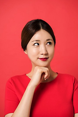 포토 JPG 스튜디오촬영 여자 컬러 생각 사진 모션 실내 표정 한명 상반신 20대 성인 앞모습 빨간색 턱괴기 한국인 올려보기 다홍색 빨간배경 여자한명만 성인여자한명만 국내포토 1 뷰포인트 백그라운드 사람 동양인 청년 내부 여자만 성인여자만 파일형식