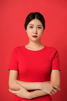 포토 JPG 스튜디오촬영 여자 컬러 사진 모션 실내 무표정 표정 한명 상반신 20대 성인 앞모습 빨간색 팔짱 한국인 다홍색 빨간배경 여자한명만 성인여자한명만 국내포토 1 감정 뷰포인트 백그라운드 사람 동양인 청년 내부 여자만 성인여자만 파일형식