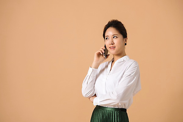 포토 JPG 스튜디오촬영 여자 컬러 사진 모션 실내 한명 서기 미소 들기 상반신 20대 성인 옆모습 스마트폰 한국인 통화 베이지색 여자한명만 성인여자한명만 베이지색배경 국내포토 1 뷰포인트 백그라운드 표정 사람 동양인 청년 내부 핸드폰 스마트기기 여자만 성인여자만 파일형식