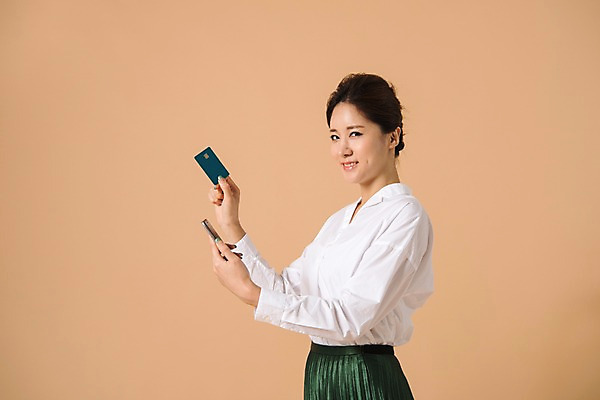 포토 JPG 스튜디오촬영 여자 컬러 사진 모션 실내 한명 서기 미소 들기 상반신 20대 성인 옆모습 스마트폰 쇼핑 한국인 카드 신용카드 베이지색 핀테크 여자한명만 성인여자한명만 베이지색배경 국내포토 1 뷰포인트 백그라운드 모바일 표정 사람 동양인 청년 내부 금융 핸드폰 스마트기기 여자만 성인여자만 파일형식