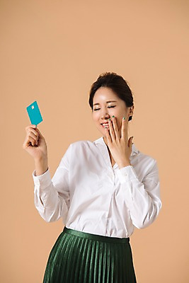 포토 JPG 스튜디오촬영 여자 컬러 생각 사진 모션 실내 한명 서기 웃음 들기 상반신 20대 성인 앞모습 쇼핑 눈감음 한국인 카드 신용카드 베이지색 여자한명만 성인여자한명만 베이지색배경 국내포토 1 뷰포인트 백그라운드 표정 사람 동양인 청년 내부 금융 여자만 성인여자만 파일형식