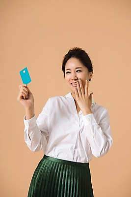 포토 JPG 스튜디오촬영 여자 컬러 사진 모션 실내 한명 서기 웃음 들기 손짓 상반신 20대 성인 앞모습 쇼핑 한국인 카드 신용카드 베이지색 여자한명만 성인여자한명만 베이지색배경 국내포토 1 뷰포인트 백그라운드 표정 사람 동양인 청년 내부 금융 여자만 성인여자만 파일형식