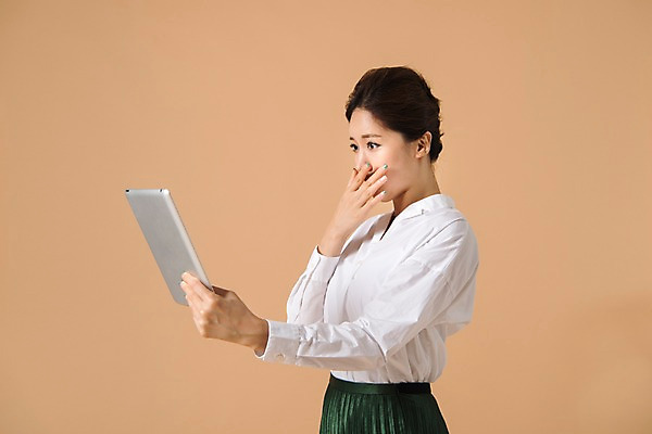 포토 JPG 스튜디오촬영 여자 컬러 사진 모션 실내 표정 한명 서기 들기 상반신 20대 성인 옆모습 태블릿 놀람 한국인 베이지색 여자한명만 성인여자한명만 베이지색배경 국내포토 1 감정 뷰포인트 백그라운드 사람 동양인 청년 내부 전자제품 스마트기기 여자만 성인여자만 파일형식