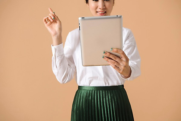 포토 JPG 스튜디오촬영 여자 컬러 사진 모션 실내 한명 서기 웃음 들기 손짓 상반신 20대 성인 앞모습 아웃포커스 태블릿 한국인 베이지색 여자한명만 성인여자한명만 베이지색배경 국내포토 1 뷰포인트 백그라운드 촬영기법 표정 사람 동양인 청년 내부 전자제품 스마트기기 여자만 성인여자만 파일형식