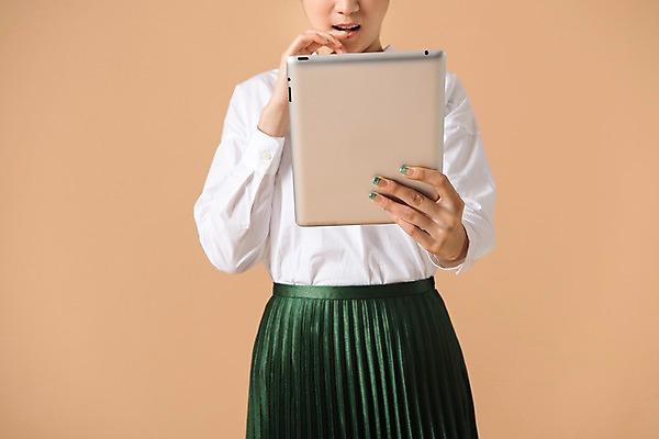 포토 JPG 스튜디오촬영 여자 컬러 사진 모션 실내 한명 서기 들기 상반신 20대 성인 앞모습 태블릿 한국인 베이지색 여자한명만 성인여자한명만 베이지색배경 국내포토 1 뷰포인트 백그라운드 사람 동양인 청년 내부 전자제품 스마트기기 여자만 성인여자만 파일형식