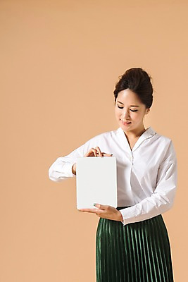 포토 JPG 스튜디오촬영 배너 여자 컬러 사진 모션 사각프레임 실내 한명 서기 웃음 들기 상반신 20대 성인 앞모습 한국인 베이지색 여자한명만 성인여자한명만 베이지색배경 국내포토 1 뷰포인트 백그라운드 프레임 표정 사람 동양인 청년 내부 사각형 여자만 성인여자만 파일형식