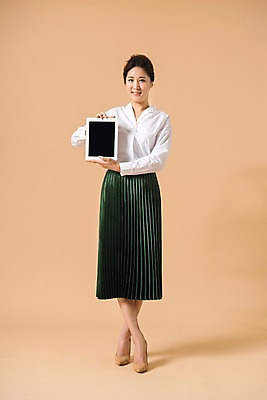 포토 JPG 스튜디오촬영 전신 여자 컬러 사진 모션 실내 한명 서기 웃음 들기 20대 성인 앞모습 태블릿 한국인 베이지색 여자한명만 성인여자한명만 베이지색배경 국내포토 1 뷰포인트 백그라운드 표정 사람 동양인 청년 내부 전자제품 스마트기기 여자만 성인여자만 파일형식