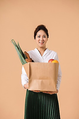 포토 JPG 스튜디오촬영 여자 빵 컬러 채소 식재료 사진 모션 실내 한명 서기 웃음 들기 상반신 20대 성인 앞모습 쇼핑 장보기 쇼핑백 한국인 파 베이지색 여자한명만 성인여자한명만 베이지색배경 국내포토 1 음식 뷰포인트 백그라운드 가방 표정 사람 동양인 청년 내부 여자만 성인여자만 파일형식