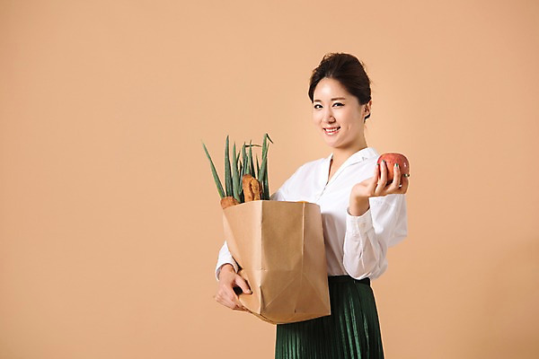 포토 JPG 스튜디오촬영 여자 빵 컬러 채소 식재료 사진 모션 실내 한명 서기 웃음 들기 상반신 20대 성인 앞모습 쇼핑 장보기 쇼핑백 한국인 사과 파 독사과 베이지색 여자한명만 성인여자한명만 베이지색배경 국내포토 1 음식 뷰포인트 백그라운드 가방 과일 표정 사람 동양인 청년 내부 독약 여자만 성인여자만 파일형식