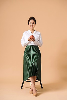 포토 JPG 스튜디오촬영 전신 여자 컬러 의자 사진 모션 실내 한명 웃음 들기 앉기 20대 성인 앞모습 기댐 한국인 사과 독사과 베이지색 여자한명만 성인여자한명만 베이지색배경 국내포토 1 뷰포인트 가구 백그라운드 과일 표정 사람 동양인 청년 내부 독약 여자만 성인여자만 파일형식