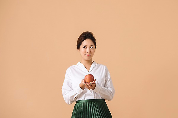 포토 JPG 스튜디오촬영 여자 컬러 생각 사진 모션 실내 한명 서기 미소 들기 상반신 20대 성인 앞모습 한국인 사과 독사과 베이지색 여자한명만 성인여자한명만 베이지색배경 국내포토 1 뷰포인트 백그라운드 과일 표정 사람 동양인 청년 내부 독약 여자만 성인여자만 파일형식