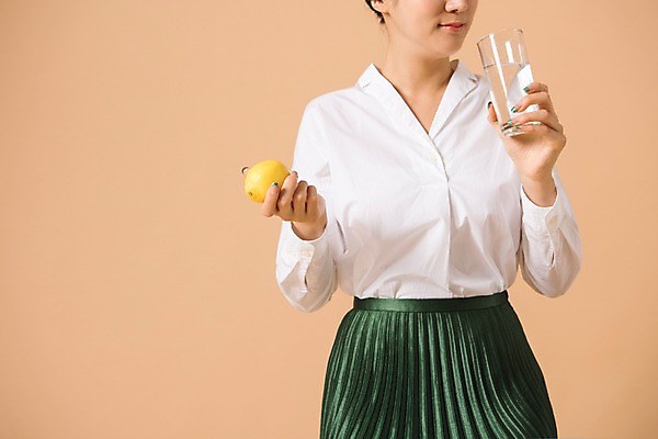 포토 JPG 스튜디오촬영 여자 컬러 사진 모션 잔 실내 한명 서기 들기 상반신 20대 성인 앞모습 물 주스 한국인 레몬 물컵 물이미지 수돗물 베이지색 아쿠아 얼음물 우유잔 여자한명만 성인여자한명만 베이지색배경 국내포토 자연요소 1 식기 음료 뷰포인트 백그라운드 과일 사람 동양인 청년 내부 컵 여자만 성인여자만 파일형식