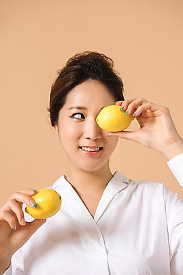 포토 JPG 스튜디오촬영 여자 컬러 사진 모션 실내 한명 서기 웃음 들기 상반신 20대 성인 앞모습 한국인 레몬 베이지색 여자한명만 성인여자한명만 베이지색배경 국내포토 1 뷰포인트 백그라운드 과일 표정 사람 동양인 청년 내부 여자만 성인여자만 파일형식