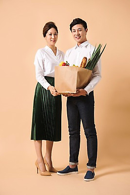 포토 JPG 스튜디오촬영 전신 커플 여자 남자 빵 컬러 사진 모션 실내 표정 서기 웃음 들기 20대 성인 두명 앞모습 쇼핑 장보기 쇼핑백 한국인 식빵 파 베이지색 브레드 소보루빵 성인만 베이지색배경 국내포토 음식 뷰포인트 백그라운드 채소 가방 관계 사람 동양인 청년 내부 파일형식