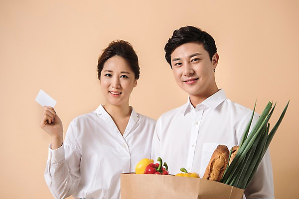 포토 JPG 스튜디오촬영 커플 여자 남자 빵 컬러 채소 사진 모션 피망 파프리카 실내 서기 웃음 들기 상반신 20대 성인 두명 앞모습 쇼핑 장보기 쇼핑백 한국인 카드 신용카드 파 베이지색 성인만 베이지색배경 국내포토 음식 뷰포인트 백그라운드 가방 관계 표정 사람 동양인 청년 내부 금융 파일형식
