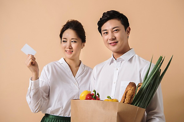 포토 JPG 스튜디오촬영 커플 여자 남자 빵 컬러 채소 사진 모션 피망 파프리카 실내 표정 서기 들기 상반신 20대 성인 두명 앞모습 쇼핑 장보기 쇼핑백 한국인 카드 신용카드 파 베이지색 성인만 베이지색배경 국내포토 음식 뷰포인트 백그라운드 가방 관계 사람 동양인 청년 내부 금융 파일형식