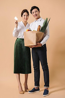 포토 JPG 스튜디오촬영 전신 커플 여자 남자 빵 컬러 사진 모션 실내 서기 들기 20대 성인 두명 앞모습 쇼핑 장보기 쇼핑백 한국인 카드 신용카드 식빵 파 베이지색 브레드 소보루빵 성인만 베이지색배경 국내포토 음식 뷰포인트 백그라운드 채소 가방 관계 사람 동양인 청년 내부 금융 파일형식