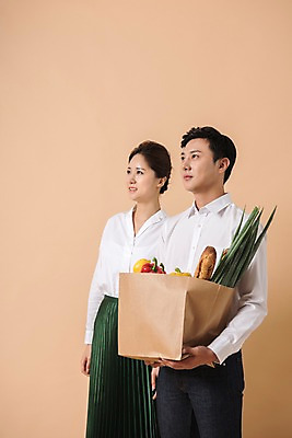 포토 JPG 스튜디오촬영 커플 여자 남자 빵 컬러 채소 사진 모션 피망 파프리카 실내 서기 들기 상반신 20대 성인 두명 옆모습 쇼핑 장보기 쇼핑백 한국인 파 베이지색 성인만 베이지색배경 국내포토 음식 뷰포인트 백그라운드 가방 관계 사람 동양인 청년 내부 파일형식