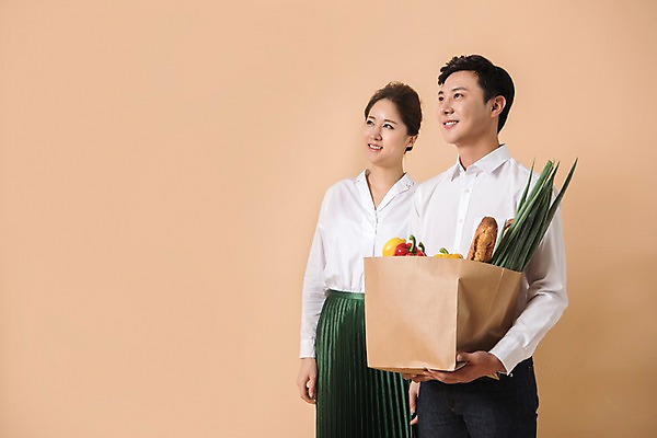 포토 JPG 스튜디오촬영 커플 여자 남자 빵 컬러 채소 식재료 사진 모션 피망 파프리카 실내 서기 웃음 들기 상반신 20대 성인 두명 옆모습 쇼핑 장보기 쇼핑백 한국인 파 베이지색 성인만 베이지색배경 국내포토 음식 뷰포인트 백그라운드 가방 관계 표정 사람 동양인 청년 내부 파일형식
