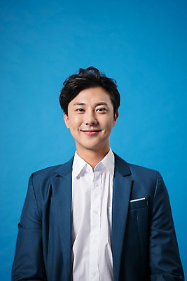 포토 JPG 스튜디오촬영 남자 컬러 사진 모션 실내 표정 한명 미소 정장 상반신 20대 성인 앞모습 파란색 한국인 비즈니스맨 파란배경 남자한명만 성인남자한명만 국내포토 1 옷 뷰포인트 백그라운드 비즈니스 사람 동양인 청년 내부 직장인 남자만 성인남자만 파일형식
