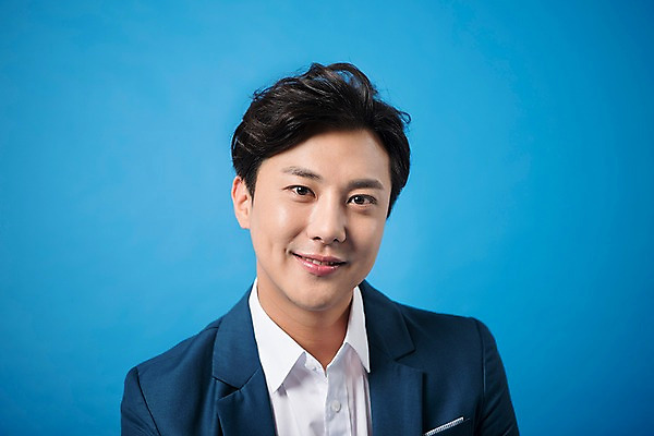 포토 JPG 스튜디오촬영 남자 컬러 사진 모션 실내 표정 한명 미소 정장 상반신 20대 성인 앞모습 파란색 한국인 비즈니스맨 파란배경 남자한명만 성인남자한명만 국내포토 1 옷 뷰포인트 백그라운드 비즈니스 사람 동양인 청년 내부 직장인 남자만 성인남자만 파일형식