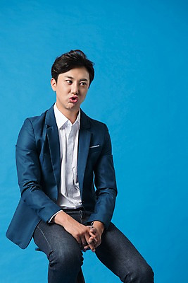 포토 JPG 스튜디오촬영 남자 컬러 사진 모션 입모양 실내 표정 한명 앉기 정장 상반신 20대 성인 앞모습 파란색 한국인 비즈니스맨 파란배경 남자한명만 성인남자한명만 국내포토 모양 1 옷 뷰포인트 백그라운드 비즈니스 사람 동양인 청년 내부 직장인 입 남자만 성인남자만 파일형식