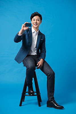 포토 JPG 스튜디오촬영 전신 남자 컬러 의자 사진 모션 실내 표정 한명 웃음 들기 앉기 정장 20대 성인 앞모습 파란색 한국인 비즈니스맨 카드 신용카드 파란배경 남자한명만 성인남자한명만 국내포토 1 옷 뷰포인트 가구 백그라운드 비즈니스 사람 동양인 청년 내부 금융 직장인 남자만 성인남자만 파일형식