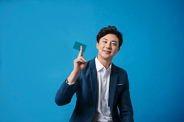 포토 JPG 스튜디오촬영 남자 컬러 사진 모션 실내 표정 한명 웃음 들기 정장 상반신 20대 성인 앞모습 파란색 쇼핑 한국인 비즈니스맨 카드 신용카드 파란배경 남자한명만 성인남자한명만 국내포토 1 옷 뷰포인트 백그라운드 비즈니스 사람 동양인 청년 내부 금융 직장인 남자만 성인남자만 파일형식 직업 인종 경제 성인만