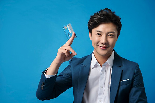 포토 JPG 스튜디오촬영 남자 컬러 사진 모션 실내 표정 한명 웃음 들기 정장 상반신 20대 성인 앞모습 파란색 쇼핑 한국인 비즈니스맨 카드 신용카드 파란배경 남자한명만 성인남자한명만 국내포토 1 옷 뷰포인트 백그라운드 비즈니스 사람 동양인 청년 내부 금융 직장인 남자만 성인남자만 파일형식