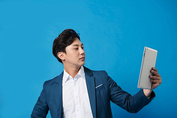 포토 JPG 스튜디오촬영 남자 컬러 사진 모션 실내 무표정 한명 들기 정장 상반신 20대 성인 앞모습 파란색 태블릿 한국인 비즈니스맨 파란배경 남자한명만 성인남자한명만 국내포토 1 옷 감정 뷰포인트 백그라운드 비즈니스 표정 사람 동양인 청년 내부 전자제품 스마트기기 직장인 남자만 성인남자만 파일형식