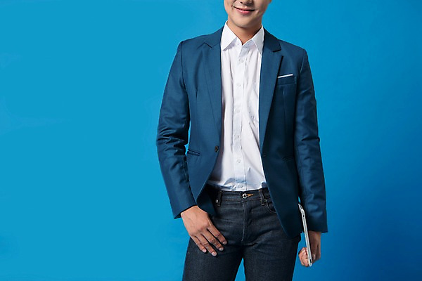 포토 JPG 스튜디오촬영 남자 컬러 사진 모션 실내 한명 서기 미소 들기 정장 상반신 20대 성인 앞모습 파란색 태블릿 한국인 비즈니스맨 파란배경 남자한명만 성인남자한명만 국내포토 1 옷 뷰포인트 백그라운드 비즈니스 표정 사람 동양인 청년 내부 전자제품 스마트기기 직장인 남자만 성인남자만 파일형식