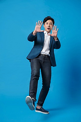 포토 JPG 스튜디오촬영 전신 남자 컬러 사진 모션 실내 표정 한명 서기 정장 손짓 20대 성인 앞모습 파란색 놀람 한국인 비즈니스맨 파란배경 다리들기 남자한명만 성인남자한명만 국내포토 1 옷 감정 뷰포인트 백그라운드 비즈니스 사람 동양인 청년 내부 직장인 남자만 성인남자만 파일형식