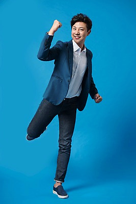 포토 JPG 스튜디오촬영 전신 남자 컬러 사진 응원 모션 실내 표정 한명 서기 웃음 정장 20대 성인 앞모습 파란색 파이팅 한국인 비즈니스맨 파란배경 다리들기 남자한명만 성인남자한명만 국내포토 1 옷 뷰포인트 백그라운드 비즈니스 사람 동양인 청년 내부 직장인 남자만 성인남자만 파일형식