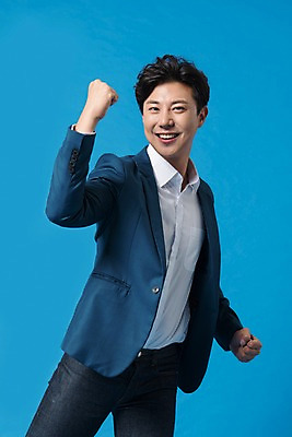 포토 JPG 스튜디오촬영 남자 컬러 사진 응원 모션 실내 표정 한명 서기 웃음 정장 상반신 20대 성인 앞모습 파란색 파이팅 주먹 한국인 비즈니스맨 파란배경 묵 남자한명만 성인남자한명만 국내포토 1 옷 음식 뷰포인트 백그라운드 비즈니스 사람 동양인 청년 내부 직장인 남자만 성인남자만 파일형식