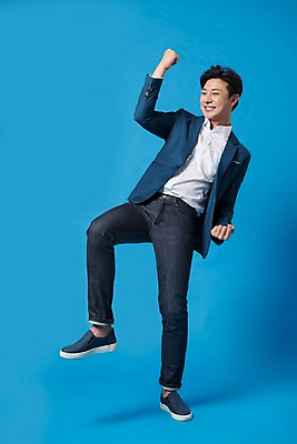 포토 JPG 스튜디오촬영 전신 남자 컬러 사진 모션 실내 표정 한명 서기 웃음 정장 20대 성인 앞모습 파란색 주먹 한국인 비즈니스맨 즐거움 파란배경 묵 다리들기 남자한명만 성인남자한명만 국내포토 1 옷 감정 음식 뷰포인트 백그라운드 비즈니스 사람 동양인 청년 내부 직장인 남자만 성인남자만 파일형식
