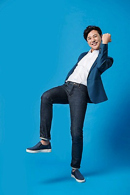 포토 JPG 스튜디오촬영 전신 남자 컬러 사진 응원 모션 실내 표정 한명 서기 웃음 정장 20대 성인 앞모습 파란색 파이팅 주먹 한국인 비즈니스맨 즐거움 파란배경 묵 다리들기 남자한명만 성인남자한명만 국내포토 1 옷 감정 음식 뷰포인트 백그라운드 비즈니스 사람 동양인 청년 내부 직장인 남자만 성인남자만 파일형식