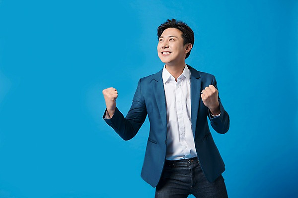 포토 JPG 스튜디오촬영 남자 행복 컬러 사진 응원 모션 실내 표정 한명 서기 웃음 정장 상반신 20대 성인 앞모습 파란색 파이팅 주먹 기쁨 한국인 비즈니스맨 파란배경 묵 남자한명만 성인남자한명만 국내포토 1 옷 감정 음식 뷰포인트 백그라운드 비즈니스 사람 동양인 청년 내부 직장인 남자만 성인남자만 파일형식