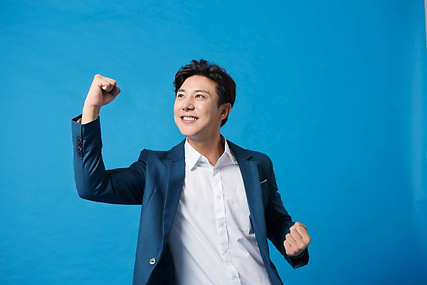 포토 JPG 스튜디오촬영 남자 행복 컬러 사진 응원 모션 실내 표정 한명 서기 웃음 정장 상반신 20대 성인 앞모습 파란색 파이팅 주먹 기쁨 한국인 비즈니스맨 파란배경 묵 남자한명만 성인남자한명만 국내포토 1 옷 감정 음식 뷰포인트 백그라운드 비즈니스 사람 동양인 청년 내부 직장인 남자만 성인남자만 파일형식