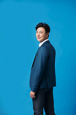 포토 JPG 스튜디오촬영 남자 컬러 사진 모션 실내 표정 한명 서기 미소 정장 상반신 20대 성인 옆모습 파란색 한국인 비즈니스맨 뒤돌아보기 파란배경 남자한명만 성인남자한명만 국내포토 1 옷 뷰포인트 백그라운드 비즈니스 사람 동양인 청년 내부 직장인 남자만 성인남자만 파일형식
