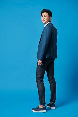 포토 JPG 스튜디오촬영 전신 남자 컬러 사진 모션 실내 표정 한명 서기 미소 정장 20대 성인 옆모습 파란색 한국인 비즈니스맨 뒤돌아보기 파란배경 남자한명만 성인남자한명만 국내포토 1 옷 뷰포인트 백그라운드 비즈니스 사람 동양인 청년 내부 직장인 남자만 성인남자만 파일형식