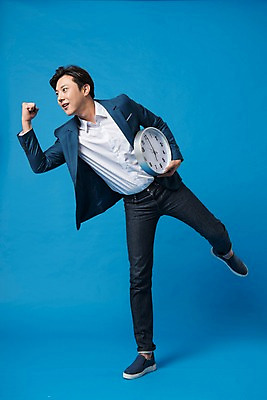 포토 JPG 스튜디오촬영 전신 남자 시계 컬러 러닝셔츠 사진 모션 실내 표정 한명 서기 들기 정장 20대 성인 앞모습 파란색 달리기 주먹 한국인 비즈니스맨 출근 파란배경 묵 7시 뜀박질 남자한명만 성인남자한명만 국내포토 1 옷 음식 뷰포인트 백그라운드 셔츠 비즈니스 사람 동양인 청년 내부 시간 직장인 출퇴근 남자만 성인남자만 파일형식