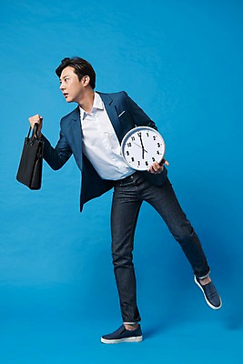 포토 JPG 스튜디오촬영 전신 남자 시계 컬러 가방 사진 모션 실내 표정 한명 서기 들기 정장 20대 성인 앞모습 파란색 한국인 비즈니스맨 백 출근 파란배경 7시 남자한명만 성인남자한명만 국내포토 1 잡화 옷 뷰포인트 백그라운드 비즈니스 사람 동양인 청년 내부 숫자 시간 직장인 출퇴근 남자만 성인남자만 파일형식