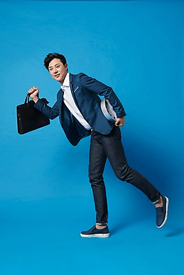 포토 JPG 스튜디오촬영 전신 남자 시계 컬러 가방 사진 모션 실내 표정 한명 서기 미소 들기 정장 20대 성인 앞모습 파란색 한국인 비즈니스맨 백 출근 파란배경 남자한명만 성인남자한명만 국내포토 1 잡화 옷 뷰포인트 백그라운드 비즈니스 사람 동양인 청년 내부 숫자 직장인 출퇴근 남자만 성인남자만 파일형식
