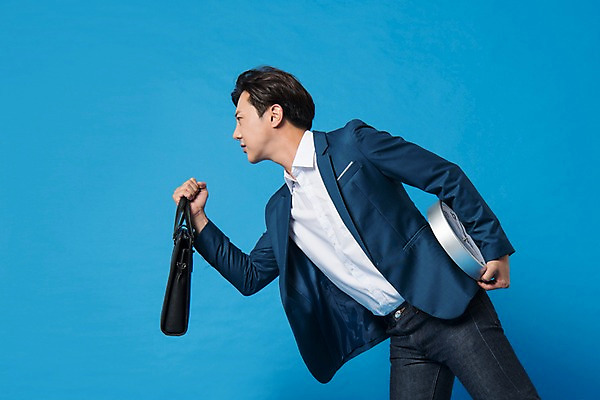 포토 JPG 스튜디오촬영 남자 시계 컬러 가방 사진 모션 실내 표정 한명 서기 들기 정장 상반신 20대 성인 옆모습 파란색 한국인 비즈니스맨 백 출근 파란배경 남자한명만 성인남자한명만 국내포토 1 잡화 옷 뷰포인트 백그라운드 비즈니스 사람 동양인 청년 내부 숫자 직장인 출퇴근 남자만 성인남자만 파일형식