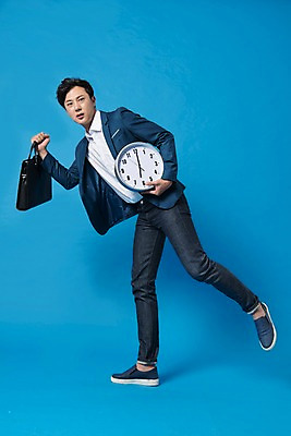 포토 JPG 스튜디오촬영 전신 남자 시계 컬러 가방 사진 모션 실내 표정 한명 서기 들기 정장 20대 성인 앞모습 파란색 한국인 비즈니스맨 백 지각 출근 파란배경 6시 남자한명만 성인남자한명만 국내포토 1 잡화 옷 뷰포인트 백그라운드 비즈니스 사람 동양인 청년 내부 숫자 시간 직장인 출퇴근 남자만 성인남자만 파일형식
