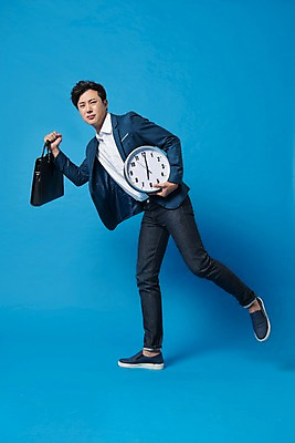 포토 JPG 스튜디오촬영 전신 남자 시계 컬러 가방 사진 모션 실내 표정 한명 서기 들기 정장 20대 성인 앞모습 파란색 한국인 비즈니스맨 백 지각 출근 파란배경 7시 남자한명만 성인남자한명만 국내포토 1 잡화 옷 뷰포인트 백그라운드 비즈니스 사람 동양인 청년 내부 숫자 시간 직장인 출퇴근 남자만 성인남자만 파일형식