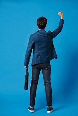 포토 JPG 스튜디오촬영 전신 남자 컬러 가방 사진 응원 모션 실내 한명 서기 들기 정장 20대 성인 뒷모습 파란색 파이팅 주먹 한국인 비즈니스맨 백 파란배경 묵 남자한명만 성인남자한명만 국내포토 1 잡화 옷 음식 뷰포인트 백그라운드 비즈니스 사람 동양인 청년 내부 숫자 직장인 남자만 성인남자만 파일형식