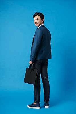 포토 JPG 스튜디오촬영 전신 남자 컬러 가방 사진 모션 실내 표정 한명 서기 미소 들기 정장 20대 성인 옆모습 파란색 한국인 비즈니스맨 백 뒤돌아보기 파란배경 남자한명만 성인남자한명만 국내포토 1 잡화 옷 뷰포인트 백그라운드 비즈니스 사람 동양인 청년 내부 숫자 직장인 남자만 성인남자만 파일형식