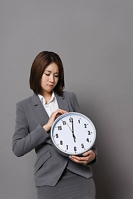 포토 JPG 스튜디오촬영 여자 시계 컬러 사진 모션 회색배경 실내 한명 서기 들기 정장 상반신 20대 성인 앞모습 회색 한국인 비즈니스우먼 6시 경제불황 시무룩 우울증 여자한명만 성인여자한명만 국내포토 1 옷 뷰포인트 백그라운드 비즈니스 표정 사람 동양인 청년 내부 경제 시간 직장인 질병 불황 여자만 성인여자만 파일형식